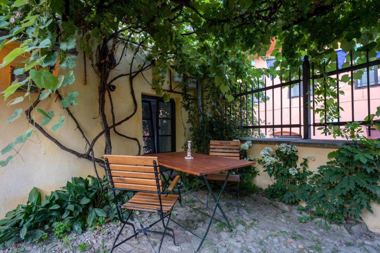 Casa La Strada Aparthotel Sighisoara Exterior photo